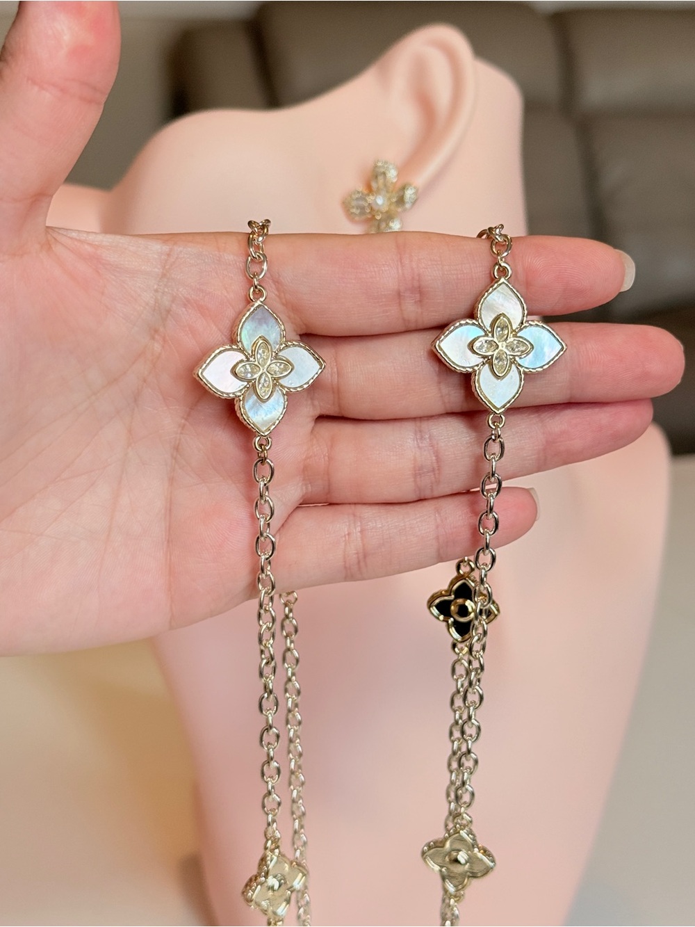 Alhambr Style Gold and Pearly White Floral Necklace With Zirconia - Picture 10 of 13